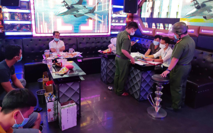 Mở cửa giữa mùa dịch COVID-19, chủ quán còn tham gia hát karaoke cùng khách