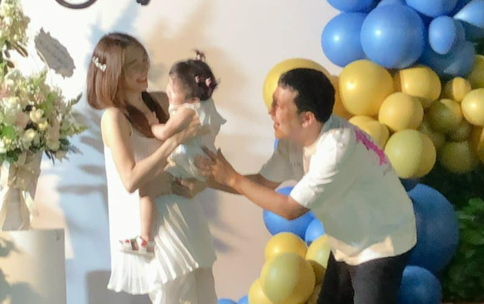 Nhã Phương tung ảnh Trường Giang vui đùa cùng con gái, gương mặt bé Destiny trở thành tâm điểm