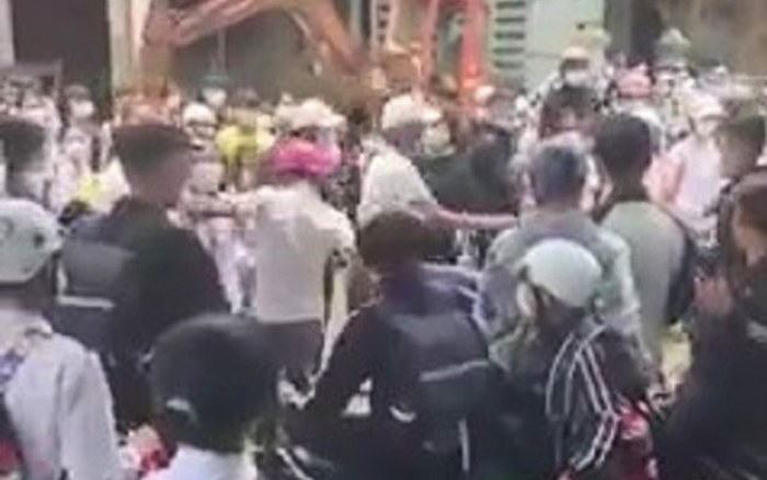 Nhóm học sinh ở Đăk Lăk lao vào đánh nhau trước cổng trường sau giờ tan học