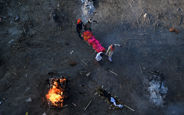 Vài giờ sau đám cưới, cô dâu qua đời vì Covid-19, chú rể nén đau tiễn vợ lên giàn hỏa thiêu