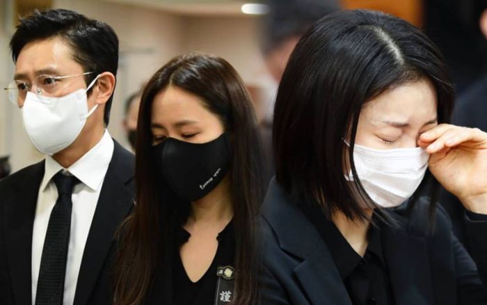 Đám tang đạo diễn Lee Chun Yeon: Lee Byung Hun - Son Ye Jin, 'bạn gái' Song Joong Ki khóc cạn nước mắt!