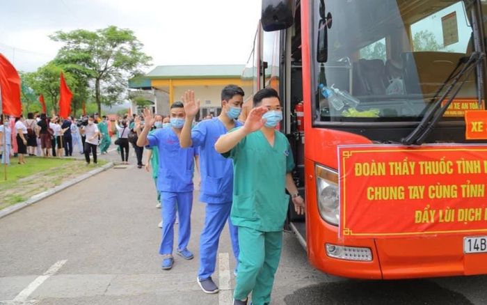 200 y bác sĩ Quảng Ninh lên đường hỗ trợ Bắc Giang chống dịch Covid-19