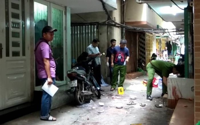 Chồng xảy ra mâu thuẫn trong cuộc nhậu, vợ bị đâm trúng ngực gây thương tích nặng