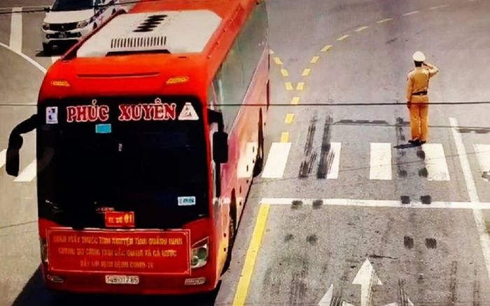 Hình ảnh CSGT chào đoàn y bác sĩ chi viện chống dịch COVID-19 khiến dân mạng xúc động