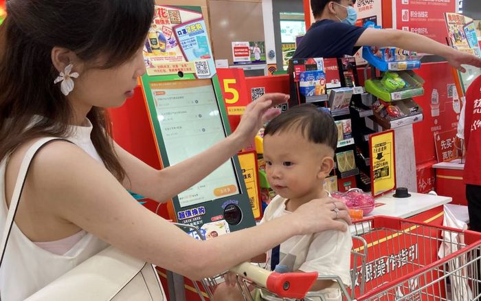 Người trẻ Trung Quốc sợ sinh con: Những khoản nợ là 'biện pháp tránh thai' hiệu quả nhất