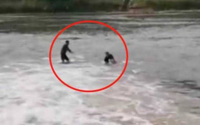 Nhảy xuống nước cứu người, người đàn ông bỗng sững sờ bưng mặt khóc khi nhìn thấy nạn nhân