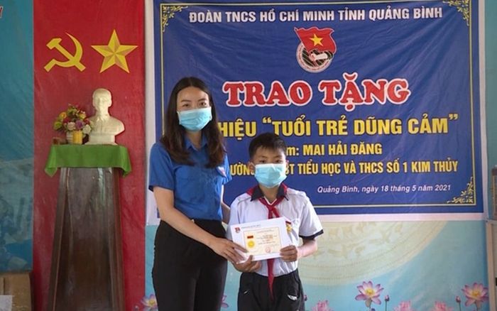 Trao tặng Huy hiệu 'Tuổi trẻ dũng cảm' cho nam sinh lớp 6 vì hành động cứu người đuối nước