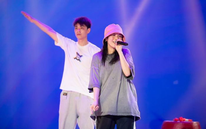 Mỹ Anh 'kín như bưng' xuất hiện sau ồn ào: Mặc giản dị vẫn thần thái đến rạng ngời