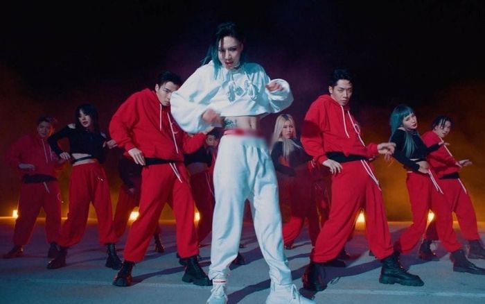 Diện áo crop-top khoe cơ bụng chắc nịch trong MV mới, Taemin (SHINee) khiến netizen tranh cãi dữ dội