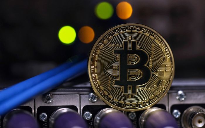 Bitcoin giảm giá trị 20% trong 24 giờ, cả thị trường 'tắm máu'