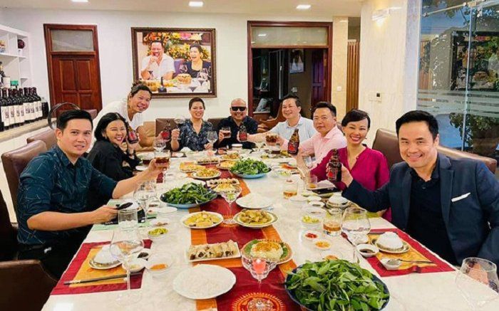 Dàn Shark quây quần bên mâm cỗ, món ăn trên bàn mới chiếm trọn 'spotlight' từ dân mạng
