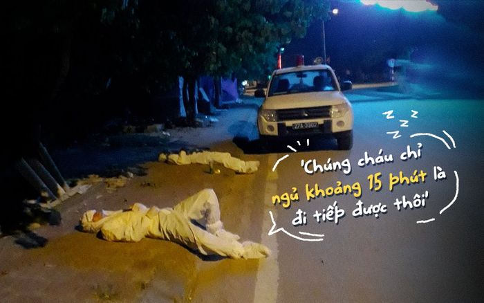 2 cán bộ y tế mặc đồ bảo hộ nằm vật bên đường: 'Chúng cháu chỉ ngủ khoảng 15 phút là đi tiếp được thôi'