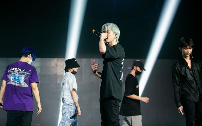 Diện trang phục đơn giản, Uni5 vẫn hút hồn fan girl trong hậu trường The Heroes