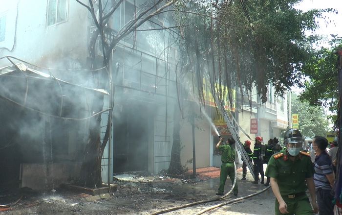 Hà Nội: Cháy lớn tại quán bia vào giữa trưa, thiêu rụi nhiều tài sản