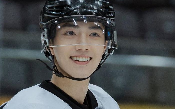 Sức chi đáng nể của fandom Tiêu Chiến: Mua đồ hiệu ủng hộ cho thần tượng đến mức 'cháy hàng'