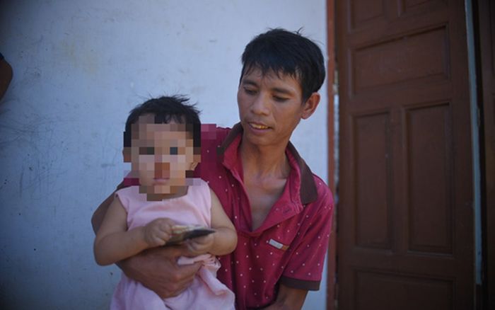 Cha mẹ ngủ say quên đóng cửa, con gái 2 tuổi tự ra đường lang thang một mình lúc 1h sáng