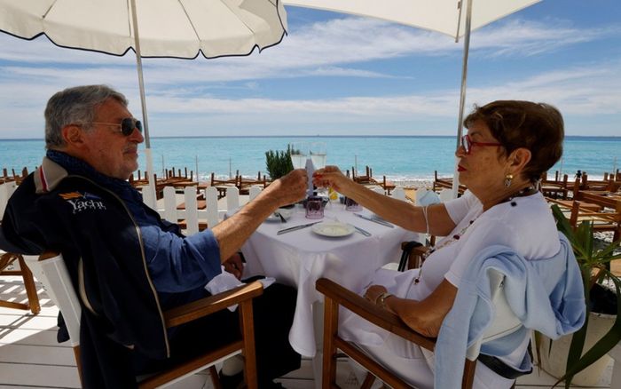 Nhờ vắc xin COVID-19, cuộc sống dần tái sinh ở châu Âu và Mỹ