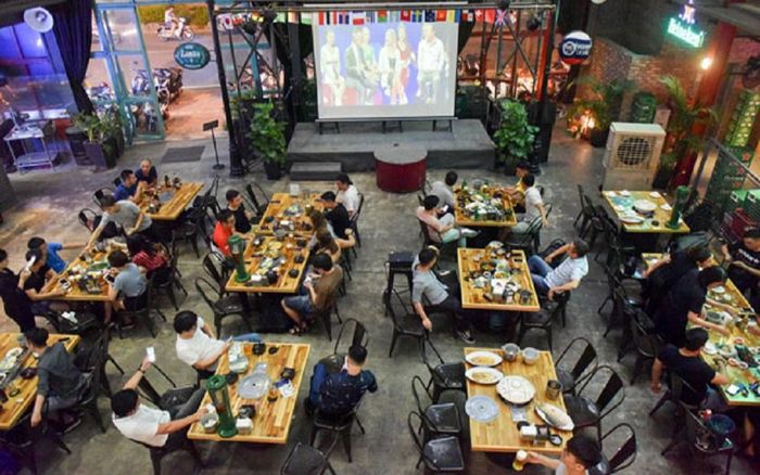 Dịch COVID-19 tại TP HCM: Tạm dừng quán ăn vỉa hè, chỉ bán mang về từ 18 giờ tối nay