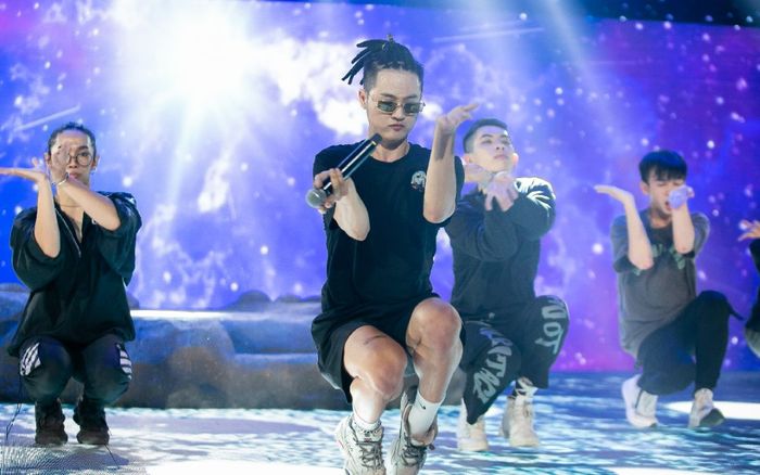 Thanh Duy 'lăn lê bò trườn' trong hậu trường The Heroes, 'vũ điệu con giun' mới là điều gây chú ý hơn cả