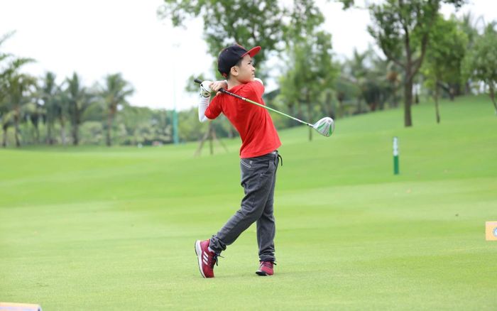 Con trai Thu Trang - Tiến Luật càng lớn càng bảnh bao, sang chảnh chẳng hề thua kém rich kid