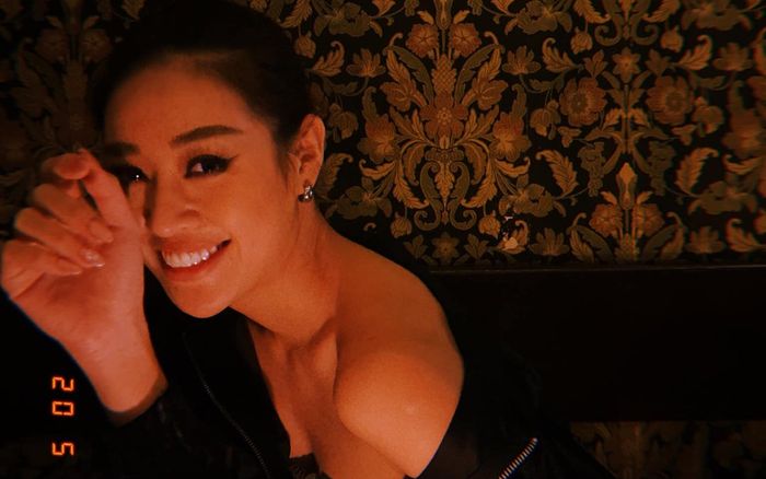 Chụp ảnh thiếu sáng nhưng vẫn vô cùng lộng lẫy, Khánh Vân khoe nhan sắc 'đỉnh của chóp'