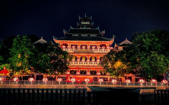 Mãn nhãn ngắm vẻ đẹp lung linh của ngôi chùa nức tiếng Sài Gòn trước Đại lễ Phật đản
