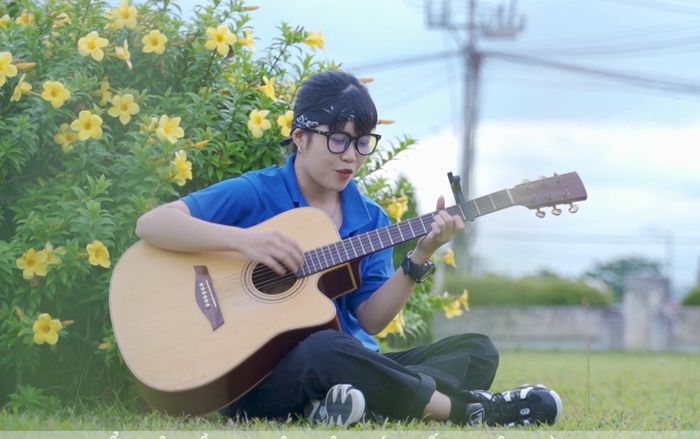 Nữ sinh Quảng Nam vừa đàn vừa hát 'Vũ điệu đi bầu' hưởng ứng ngày hội toàn dân