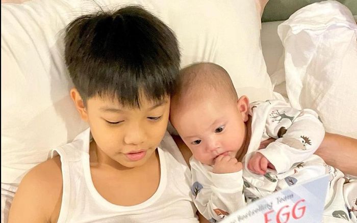 Subeo ra dáng anh lớn trong nhà: Hết bế Lisa rồi lại chăm Leon cực dễ thương