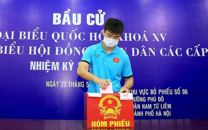 Các tuyển thủ Việt Nam háo hức, tự hào bỏ phiếu bầu cử tại trụ sở VFF