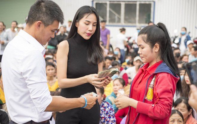 Giữa lùm xùm vụ Hoài Linh thừa nhận chưa chuyển 14 tỷ, Thủy Tiên báo tin cực vui cho bà con miền Trung