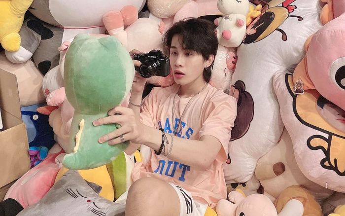 Rảnh rỗi mùa dịch, Jack mở studio chụp ảnh cho thú bông nhưng lại bị fan 'cà khịa' điều này
