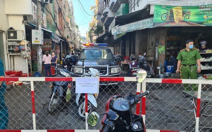 Bé 18 tháng tuổi, cháu ngoại của BN 4780 dương tính với COVID-19