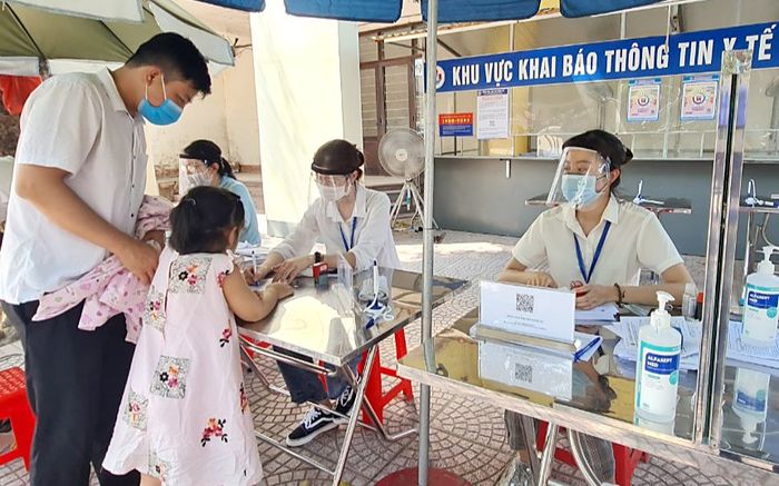 Nữ nhân viên y tế bị phạt 10 triệu đồng vì 'về quê một ngày không cần khai báo'