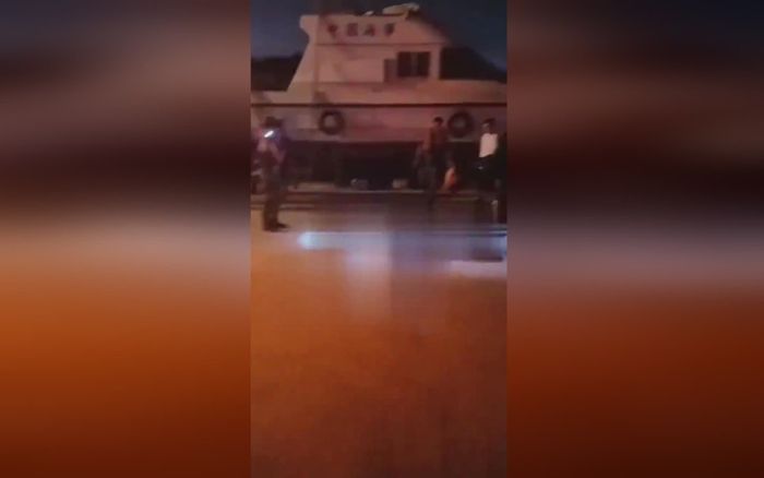 Sau khi uống thuốc sâu, cặp đôi ôm nhau nhảy sông tự tử