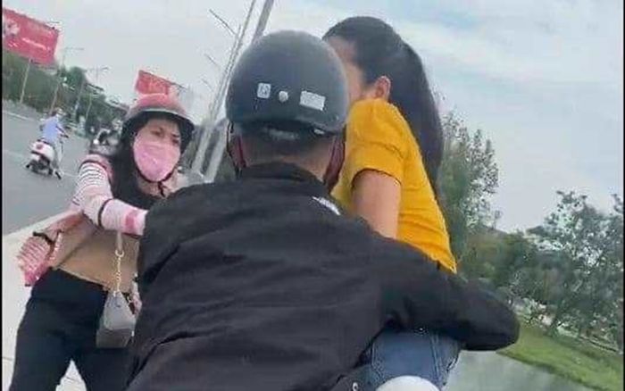 Thót tim cảnh người dân giải cứu cô gái trẻ gieo mình xuống sông Hương tự tử, nghi buồn chuyện chồng con