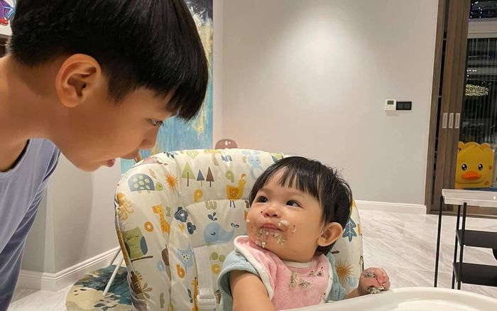 Bé Suchin khiến anh hai Subeo há hốc mồm vì cách ăn uống của mình