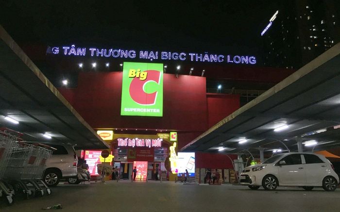Ảnh: Big C Thăng Long Hà Nội tạm đóng cửa, phun khử khuẩn trong đêm để ngăn dịch Covid-19