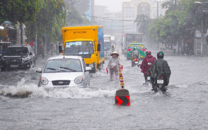 Mưa như trút nước suốt 5 giờ đồng hồ, người dân TP.HCM chật vật di chuyển vì nhiều nơi ngập sâu