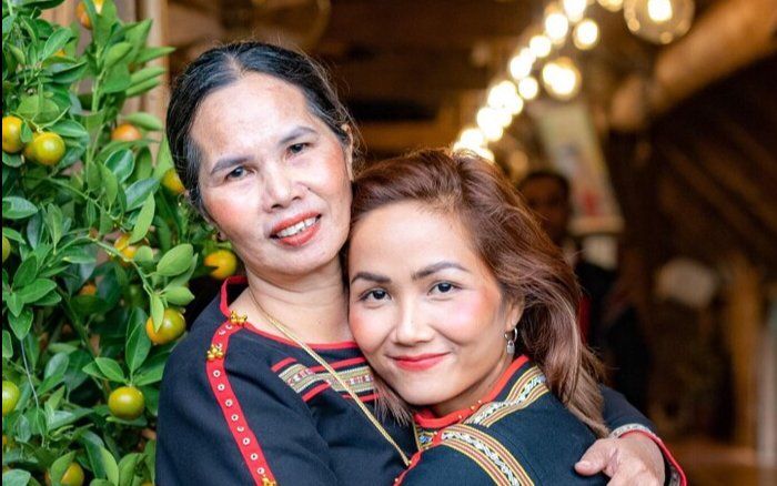 H'Hen Niê đi mua vàng tặng mẹ: 'Ra tiệm thấy cái nào to nhất hay chất nhất là mua'