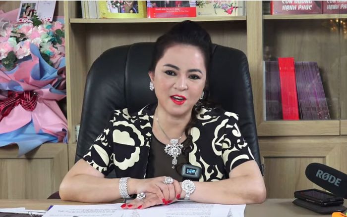 Sao Việt duy nhất được bà Phương Hằng dành lời khen trên livestream