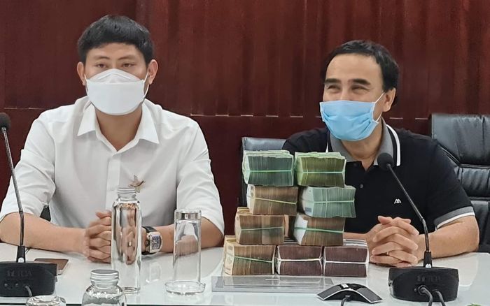 Quyền Linh trao tặng 2 tỷ làm từ thiện, khéo léo đáp trả chuyện cũ khi bị nhắc lại