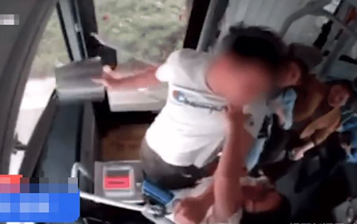 Clip: Người đàn ông dùng thùng rác đánh tài xế xe buýt, nguyên nhân khiến nhiều người bức xúc