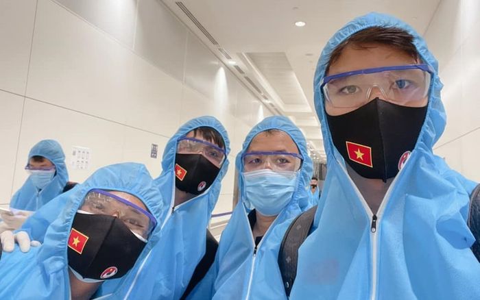 Tuyển thủ Việt Nam mặc đồ bảo hộ kín mít, hào hứng check-in khi đặt chân đến UAE