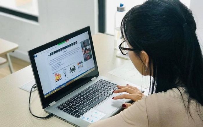 Học sinh lớp 9 và 12 ở TP. HCM ngừng đến trường, chuyển sang học trực tuyến