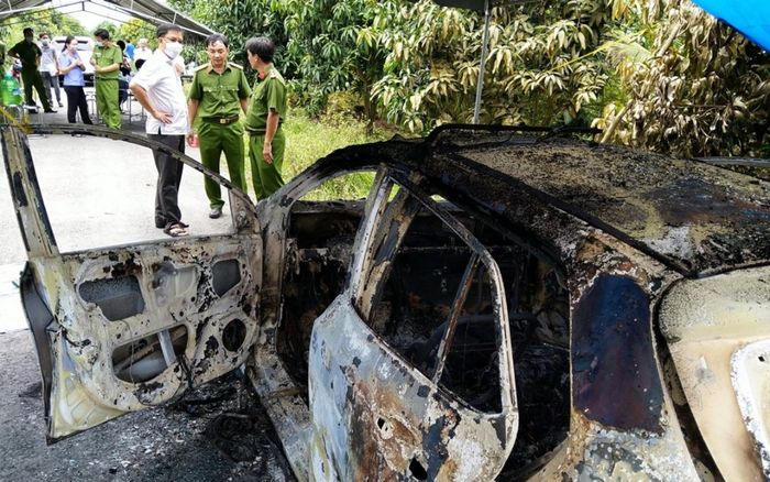Tá hỏa phát hiện xe taxi cháy trơ khung cùng bộ xương ở vị trí ghế lái