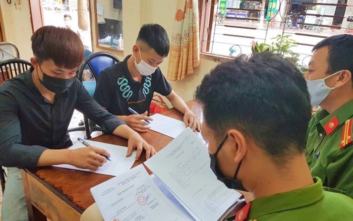 Sơn La: 2 nam thanh niên đột nhập vào khu cách ly Covid-19 thăm bạn gái bị xử phạt tổng hơn 11 triệu đồng