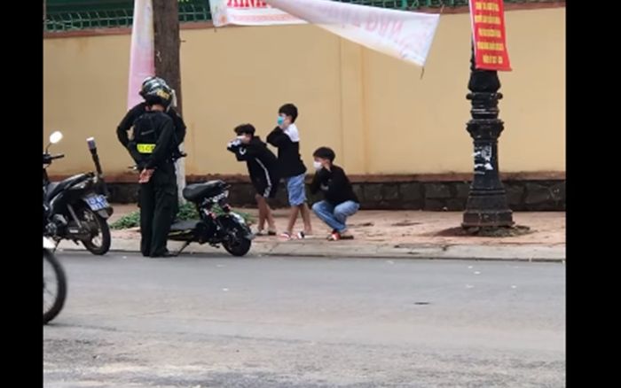 Xôn xao đoạn clip cảnh sát cơ động phạt 3 học sinh 'thụt xì dầu' vì vi phạm luật an toàn giao thông