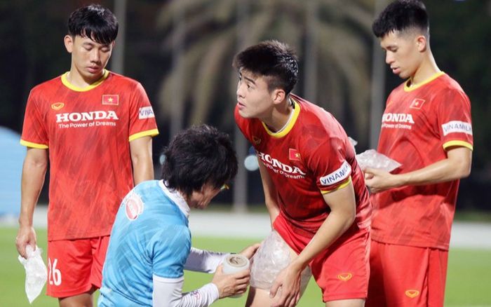 Đỗ Duy Mạnh phải chườm đá quanh đùi trong buổi tập của tuyển Việt Nam