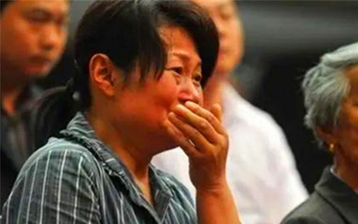 Con trai bị trẻ hàng xóm dìm chết, mẹ phẫn uất đi tạt axit trả thù và thốt lên một câu nói ám ảnh tại tòa