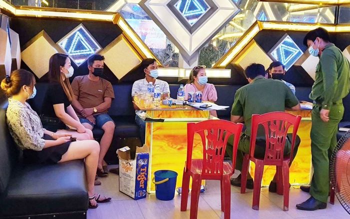 Chủ quán karaoke mở cửa cho 6 khách vào hát bất chấp lệnh cấm để phòng dịch COVID-19